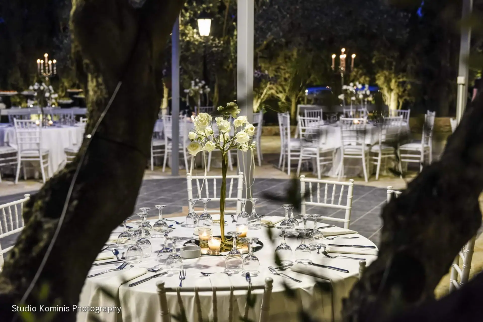 Privé Velli – πλακόστρωτη πλατεία και χώρος δεξίωσης