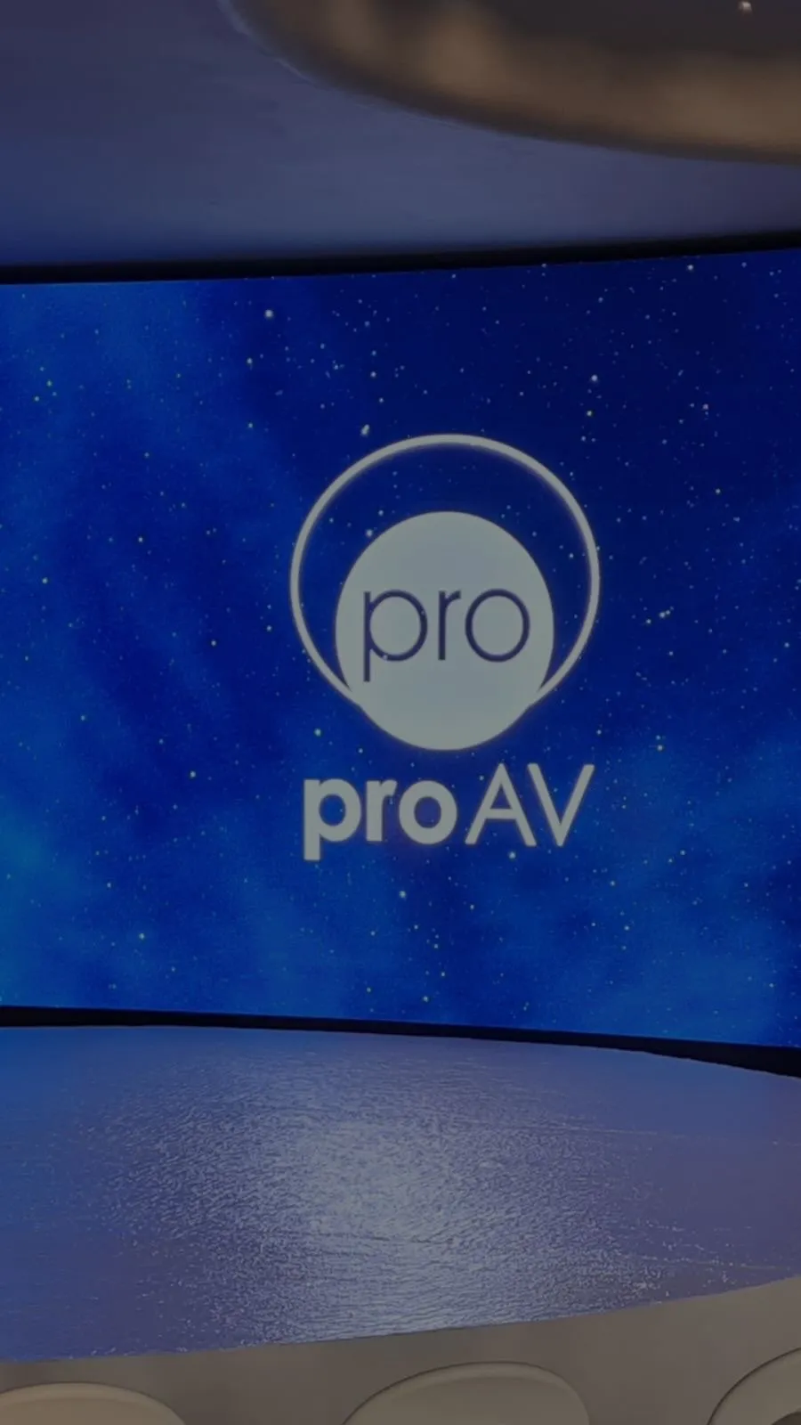 proAV modular LED wall σε δράση για δεξιώσεις ομιλίες και party visuals