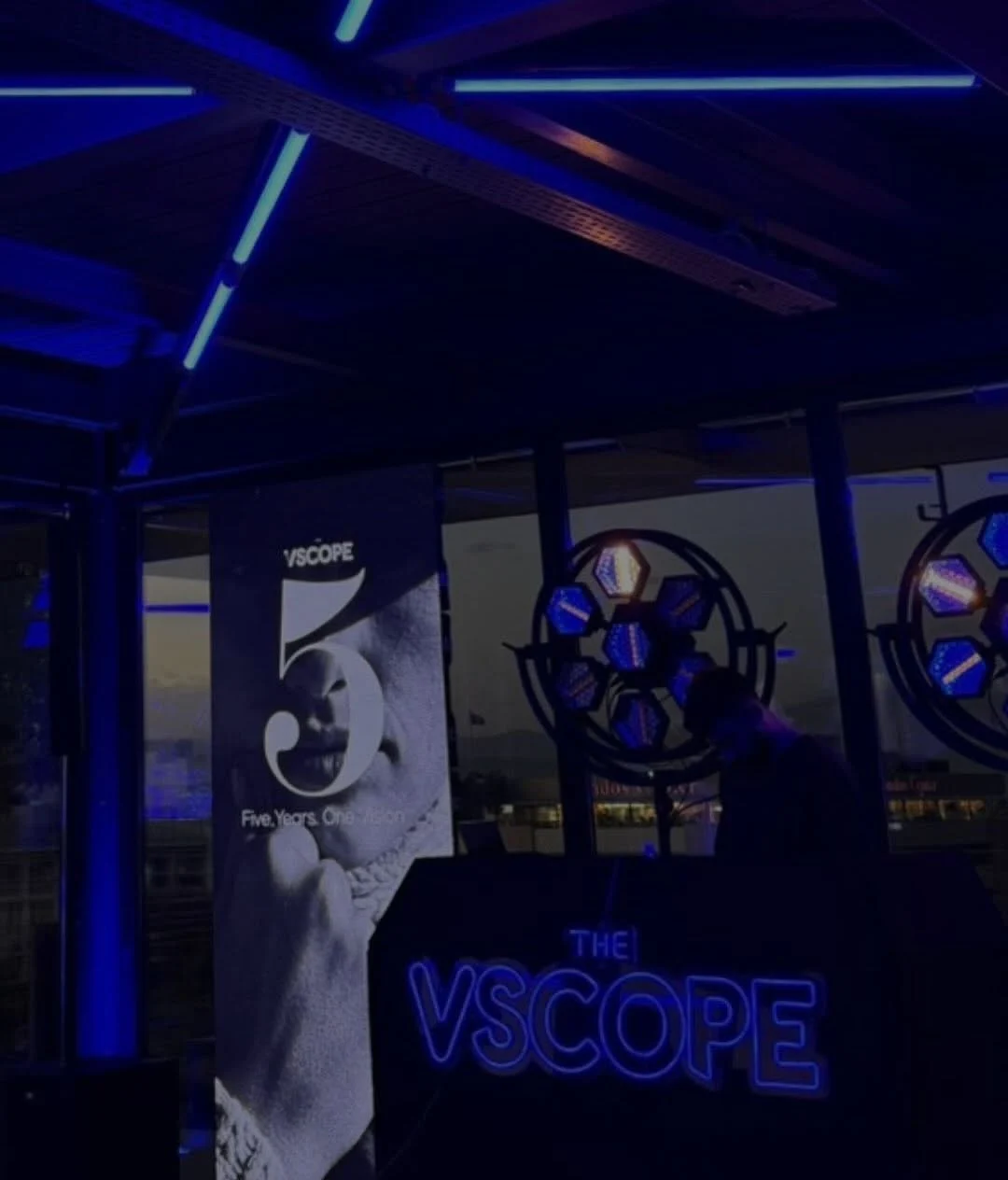 proAV DJ booth LED φωτισμός πάρτι Moxy Αθήνα