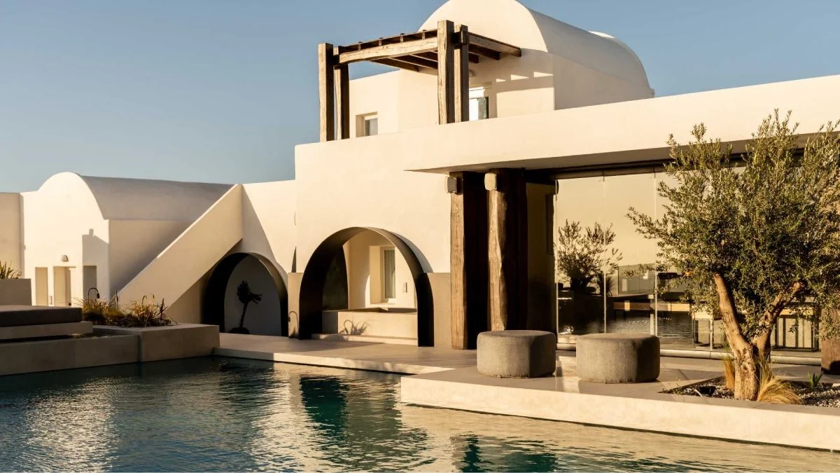 Rocabella Santorini — boutique Ημεροβίγλι, βεράντες καλντέρας, deck πισίνας, ομάδα Rocabella Weddings