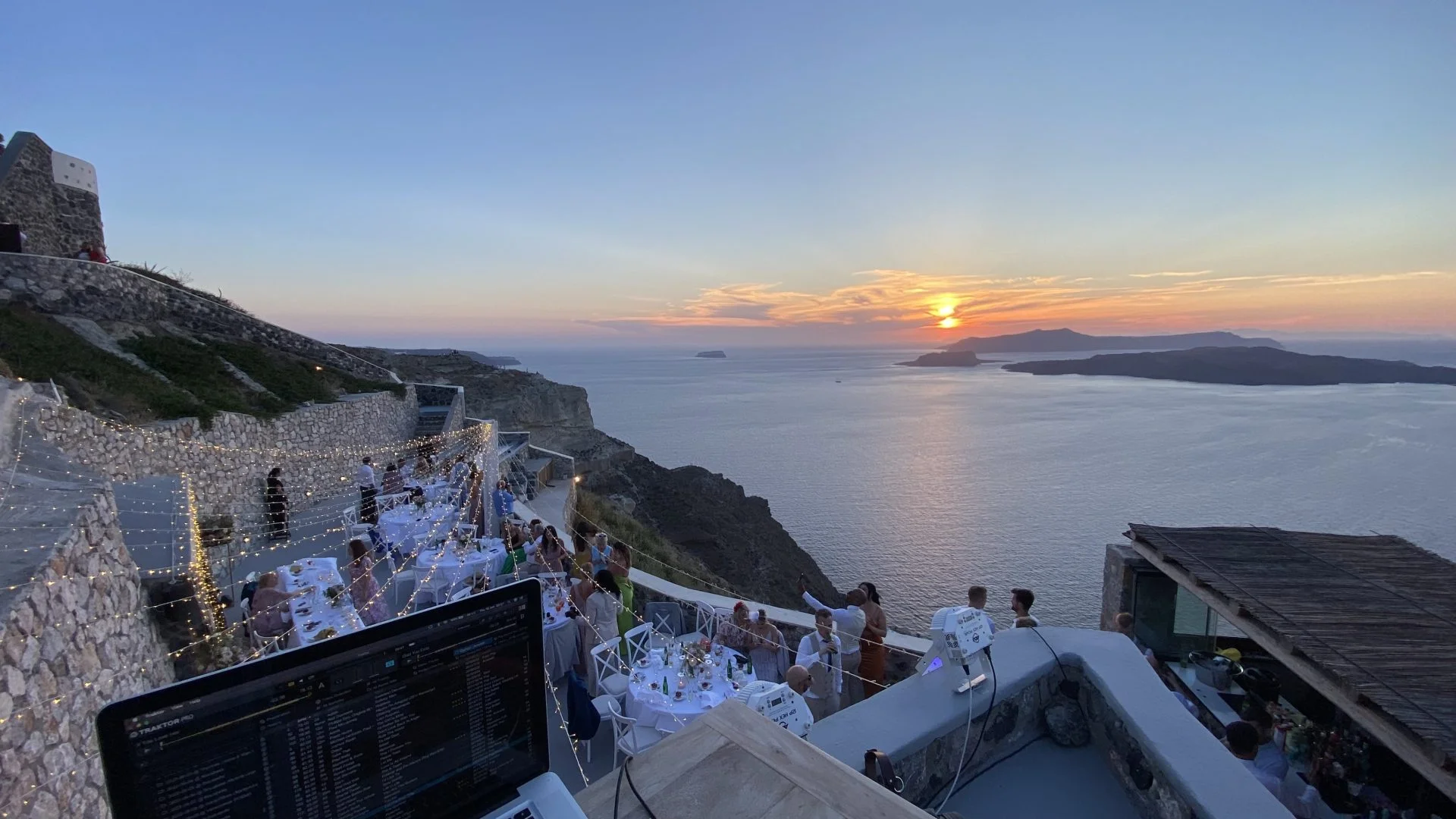 Destination wedding DJ setup Σαντορίνη Κυκλάδες