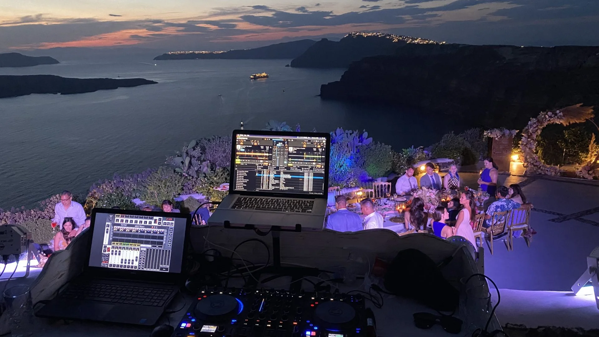 Santorini DJ ατμόσφαιρα δεξίωσης γάμου Ελλάδα