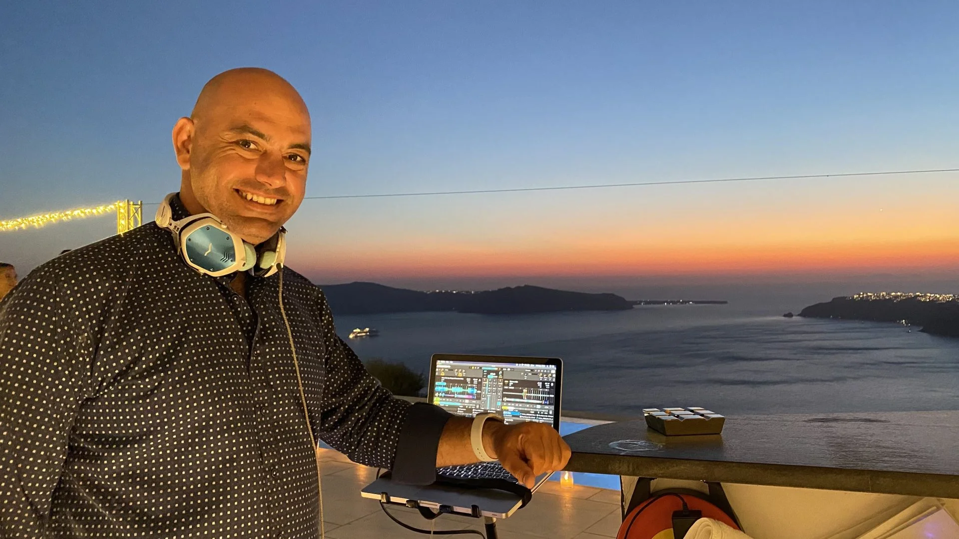 DJ γάμου Σαντορίνη booth και φωτισμός Ελλάδα