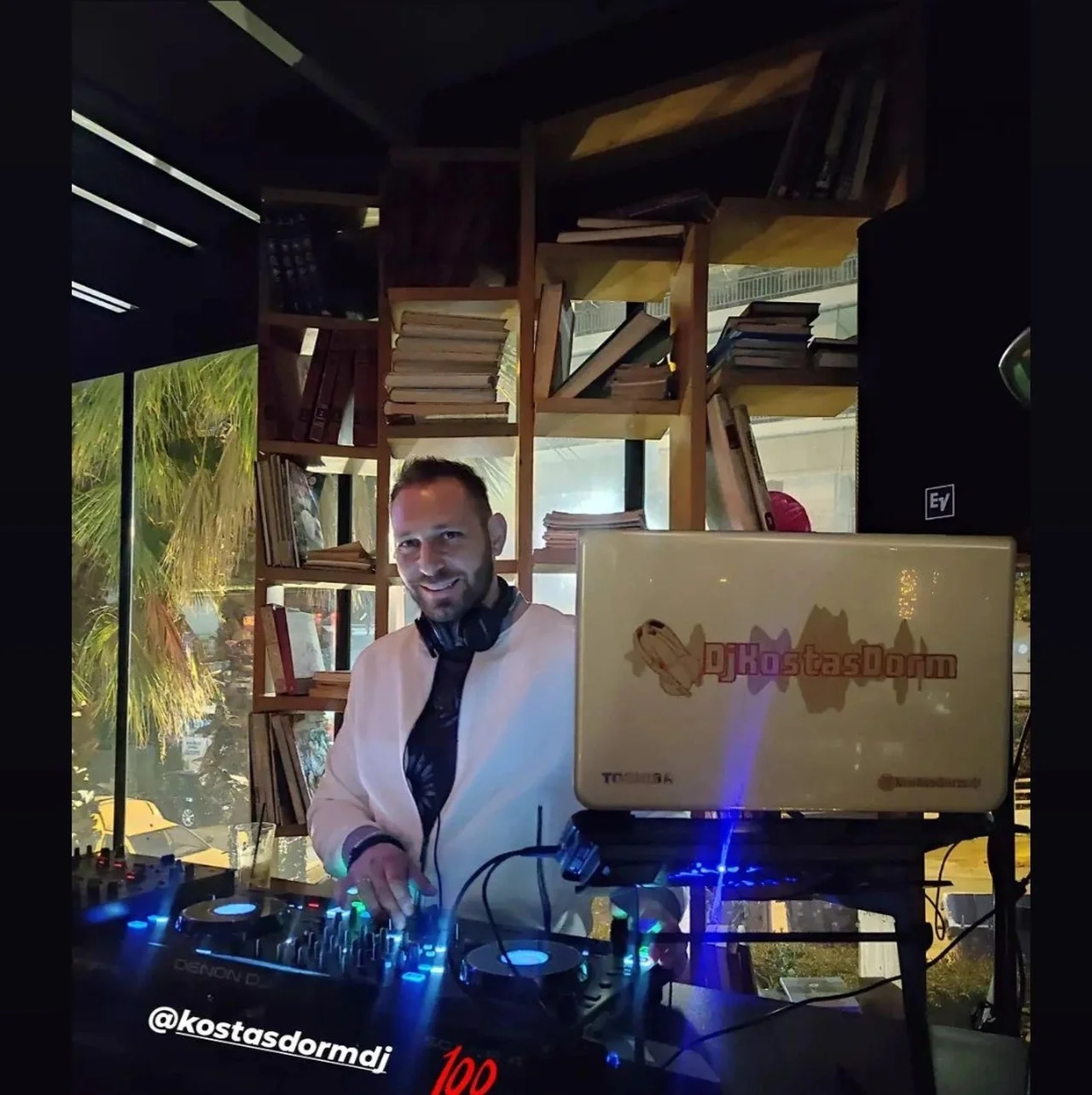 Πίστα χορού γάμου με φωτισμό DJ Superior DJs Αθήνα