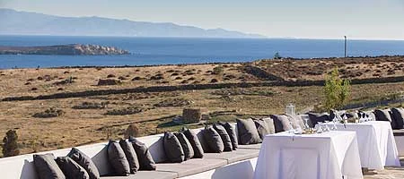 The Secret View στο Κτήμα Φλαδάκια — μεγάλο λοφώδες οικόπεδο Πάρου, πολλαπλές βεράντες, θέα Αιγαίου