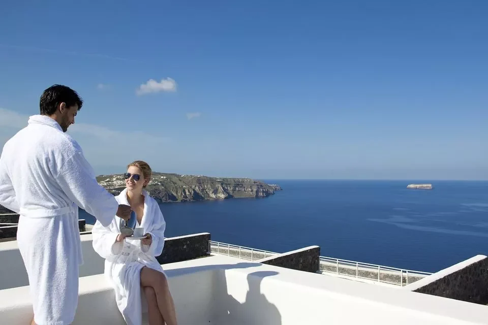 Ήσυχα μονοπάτια αμπελιών Μεγαλοχωρίου έναντι πολύβουων πόλεων καλντέρας, Thermes