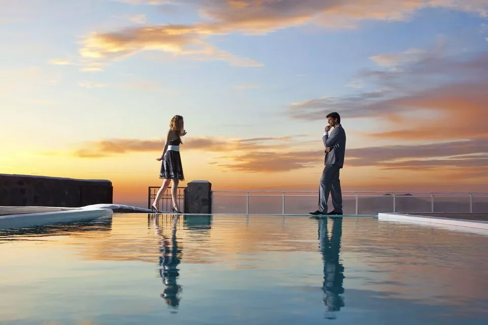 Thermes Luxury Villas — Μεγαλοχώρι Σαντορίνης, βίλες με ονόματα θεάς, infinity pool, εστιατόριο Vinsanto, σπα