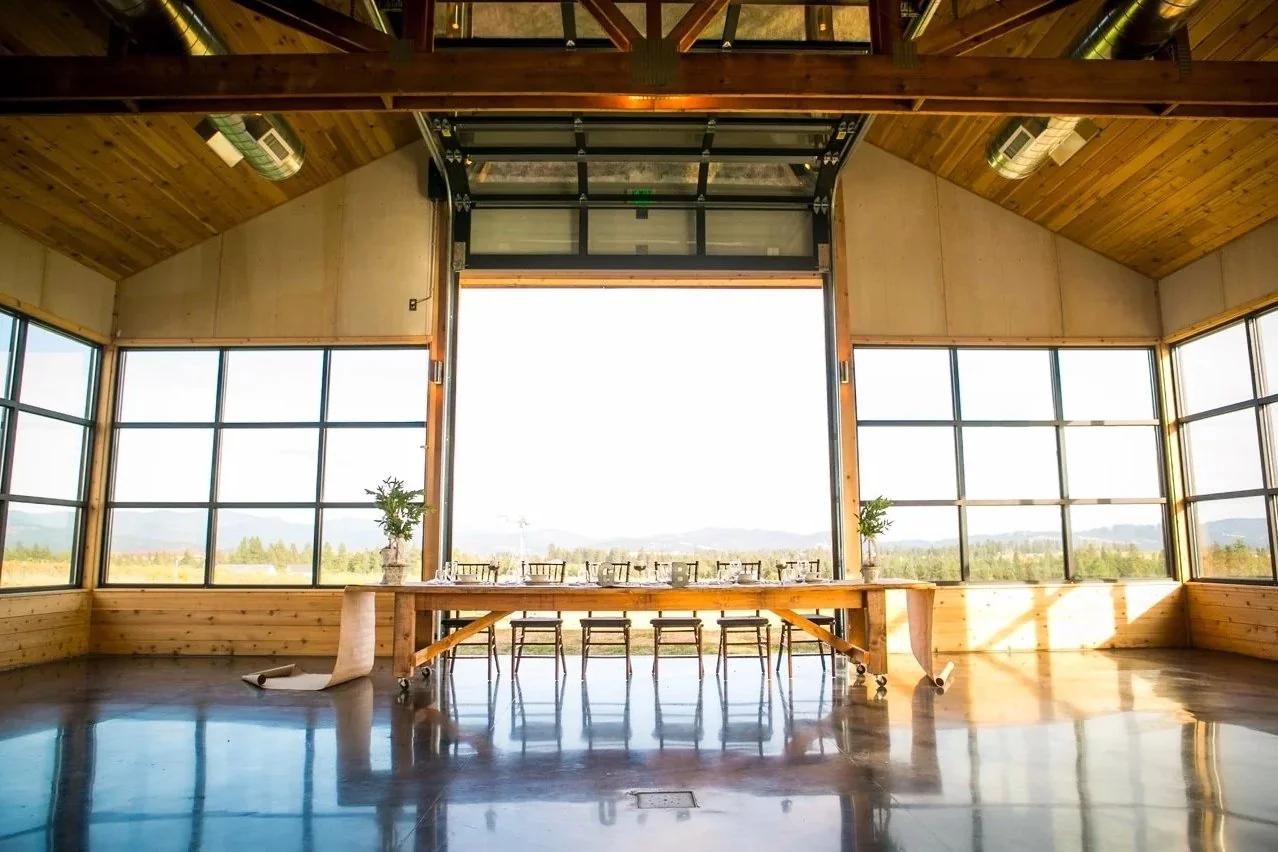 Ο χώρος δεξίωσης Barrel Barn του Trezzi Farm με τζαμαρίες προς τα αμπέλια