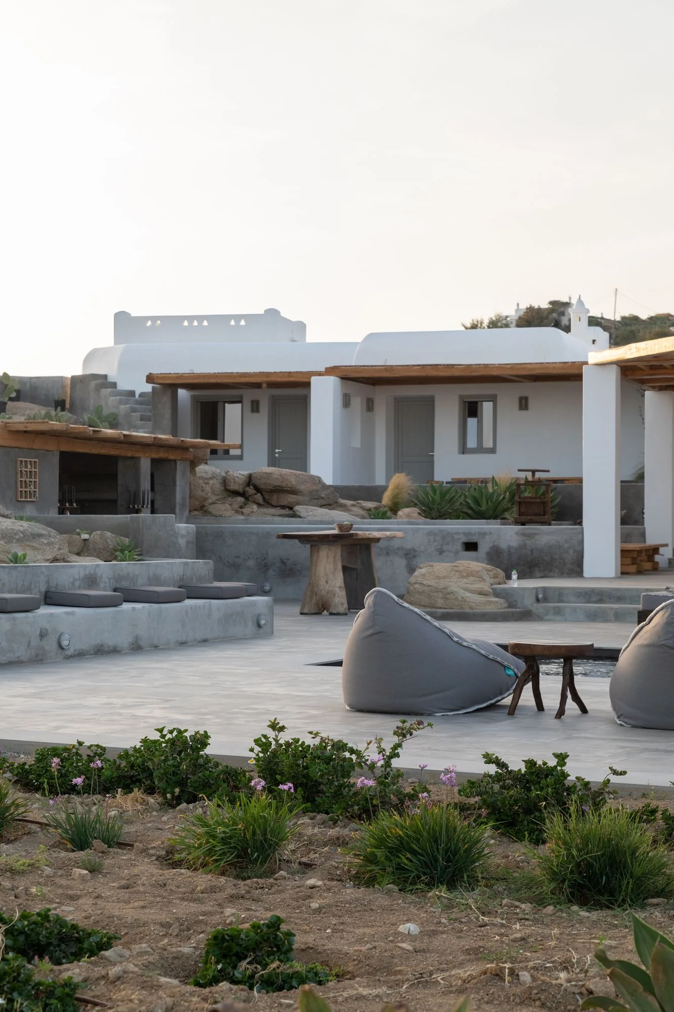 Villa Almi — κτήμα 1952 πάνω από Νέο Λιμάνι, τρεις ξενώνες, πισίνα, βεράντα ηλιοβασιλέματος προς Δήλο