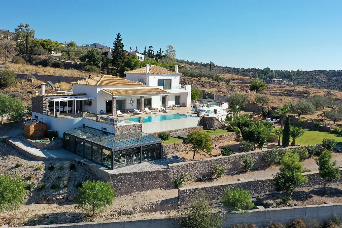 Villa Aphea — βίλα λόφου νοτιοδυτικής Αίγινας, οκτώ υπνοδωμάτια, infinity pool, κήποι με τέχνη, θέα Σαρωνικό