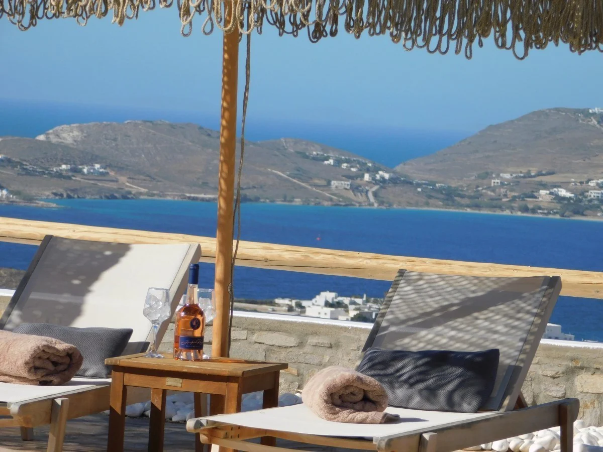 Στερέωση αψίδας και μενού με σχέδιο μελτεμιού σε βεράντες, Villa Mira Πάρος καλοκαίρι