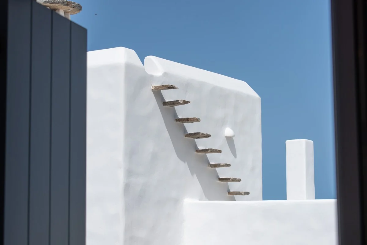 Mira Luxury Villas — λόφος Πάρου 7.500 τ.μ., κοινή πισίνα, κυκλαδίτικο cluster, πανόραμα κόλπου Παροικιάς
