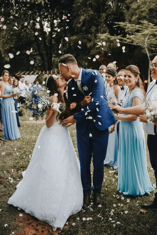 Wedding Tales Crete, ζευγάρι με ροδοπέταλα μετά την τελετή γάμου στην Κρήτη