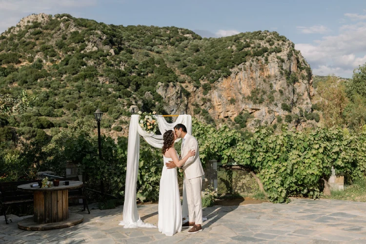 Wedding Tales Crete, αψίδα τελετής με υφάσματα σε κρητική πλαγιά