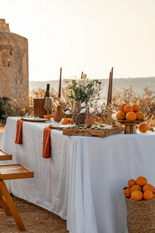 Wedding Tales Crete, τραπέζι πρότασης γάμου με πορτοκάλια σε κρητικό φρούριο