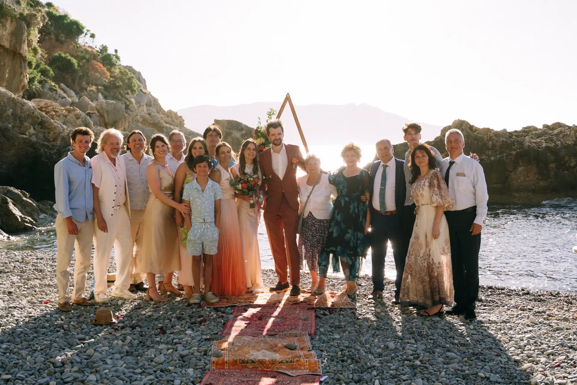 Wedding Tales Crete, διοργάνωση γάμου στην Κρήτη: τελετή σε παραλία με τους καλεσμένους