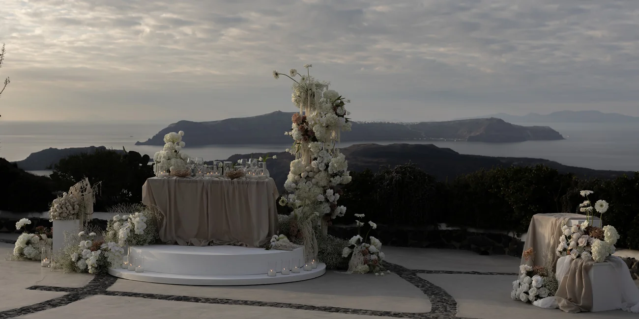 Styling τελετής γάμου Σαντορίνη props Weddings and Whimsy