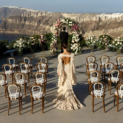 Bentwood seating styling γάμου Σαντορίνη