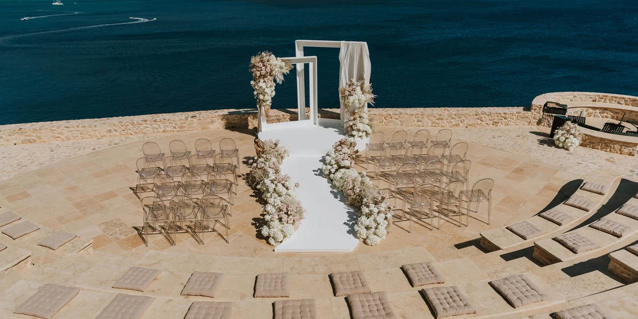 Weddings and Whimsy Σαντορίνη ενοικίαση διακόσμησης γάμου εξέδρα τελετής Ελλάδα