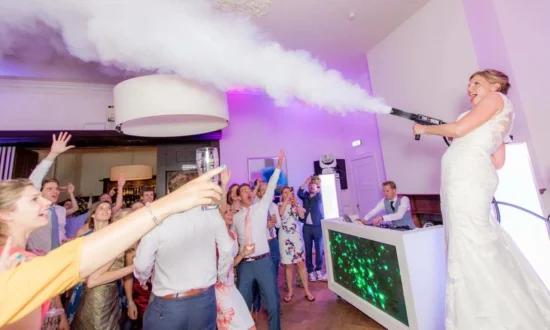 Ειδικά εφέ CO2 και φωτισμός πάρτι γάμου Κρήτη