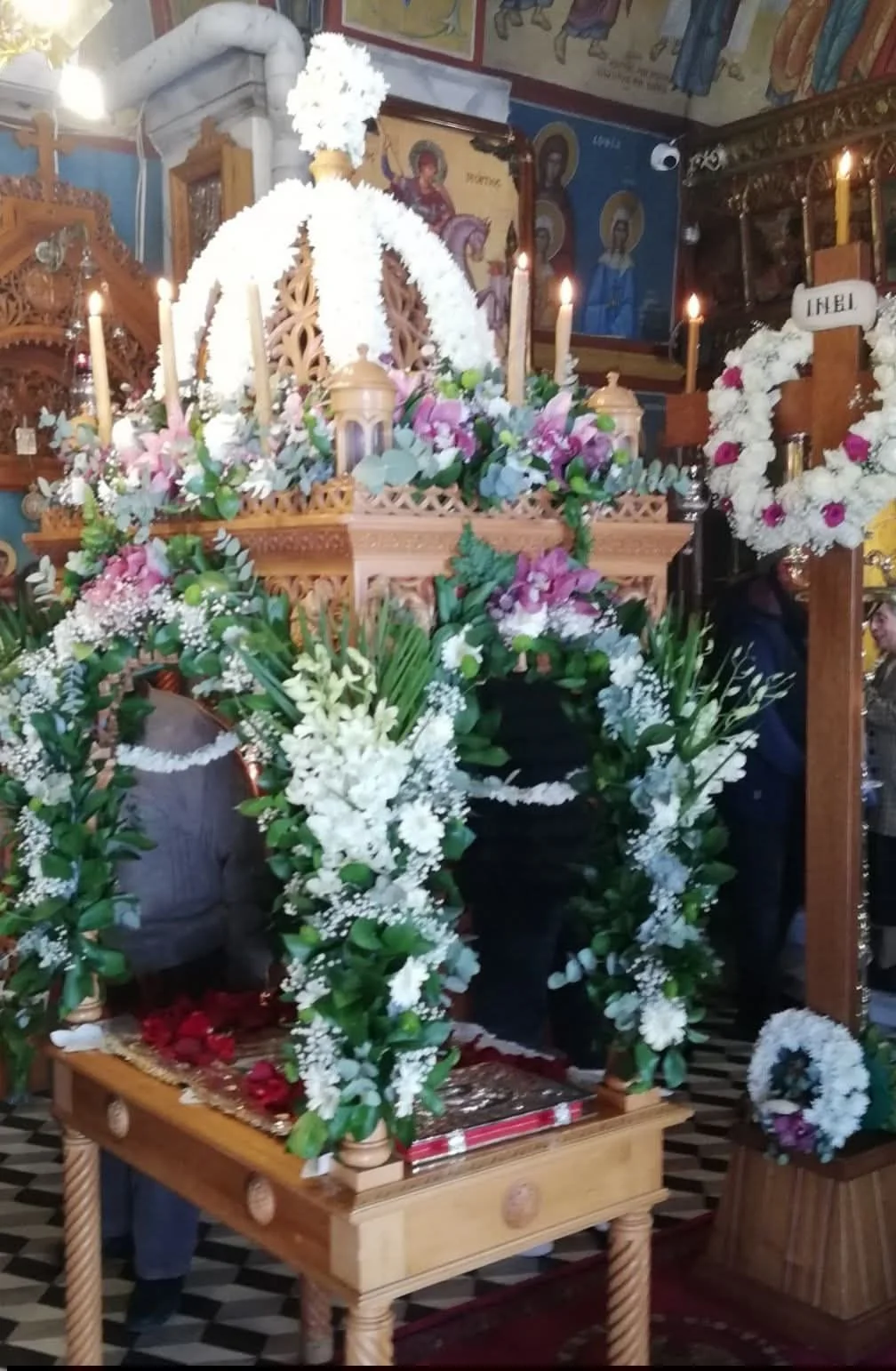 Xylobati sta Koufonisia church interior floral decoration Koufonisia