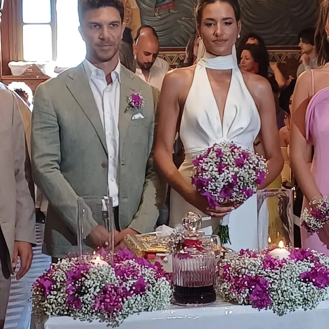 Xylobati sta Koufonisia wedding couple with bougainvillea bouquets Koufonisia