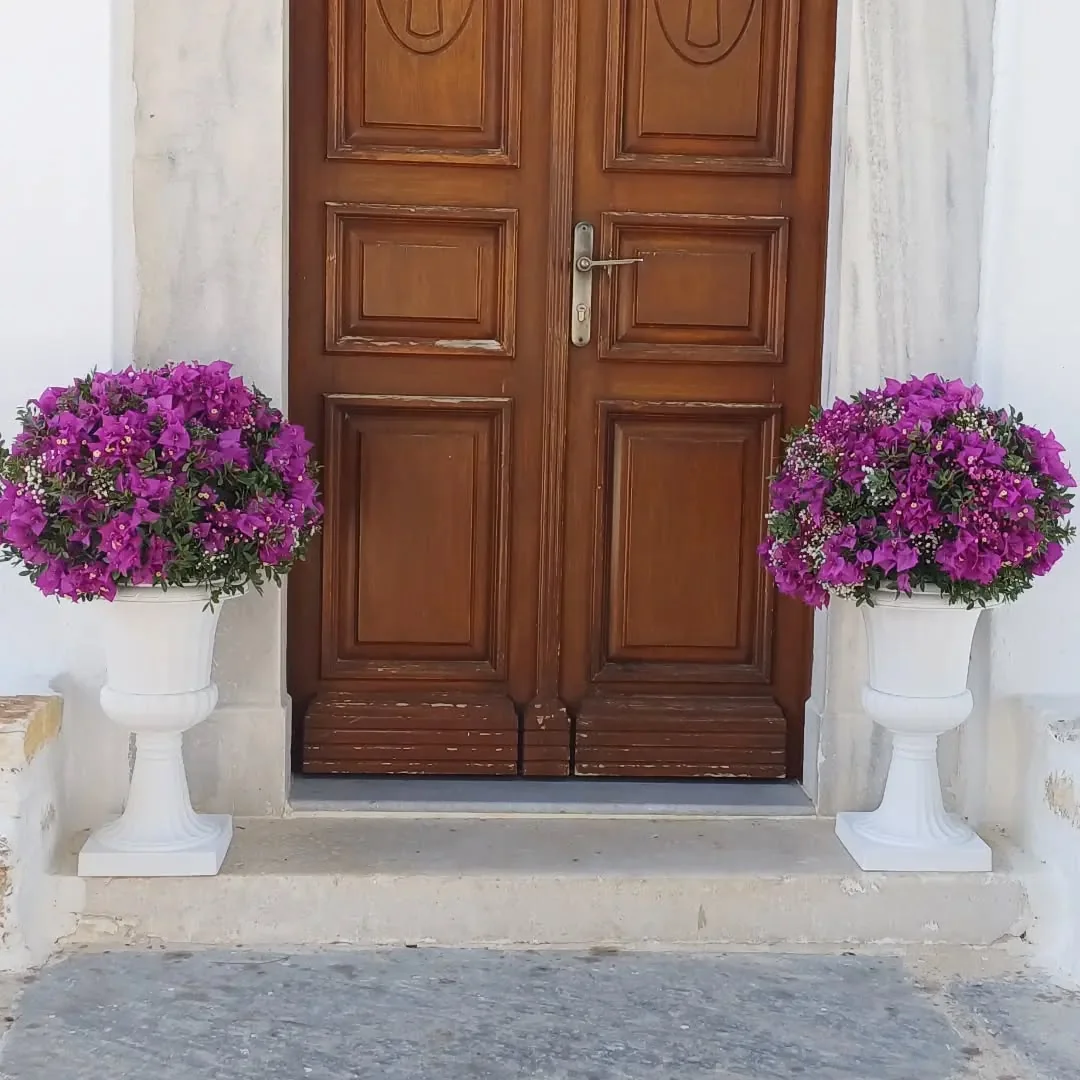 Xylobati sta Koufonisia church entrance urns with bougainvillea Koufonisia
