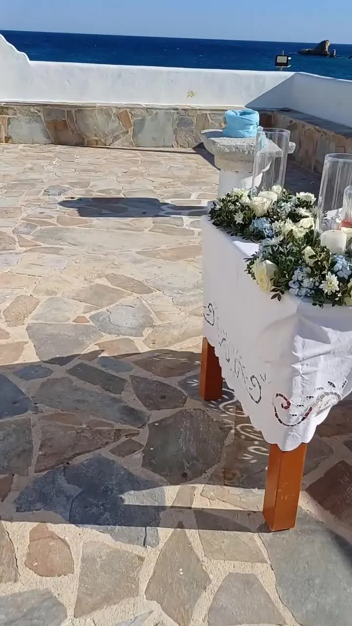 Xylobati sta Koufonisia ceremony table with white florals overlooking the sea Koufonisia