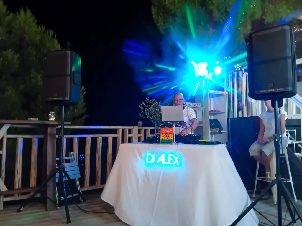 Ζευγάρι χορεύει σε destination γάμο Ζάκυνθος