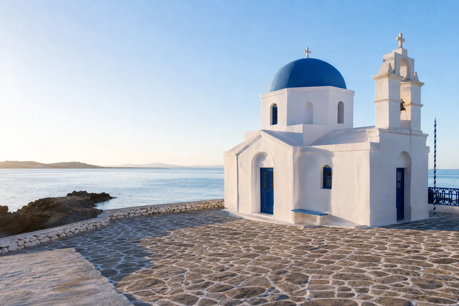 Εναέρια άποψη ελληνικού χωριού στον βράχο με θέα το Αιγαίο