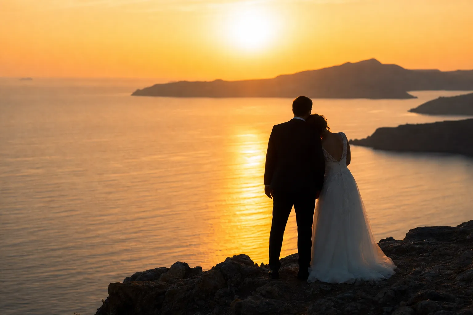 Νιόπαντρο ζευγάρι στη βραχώδη ακτή ελληνικού νησιού στη χρυσή ώρα
