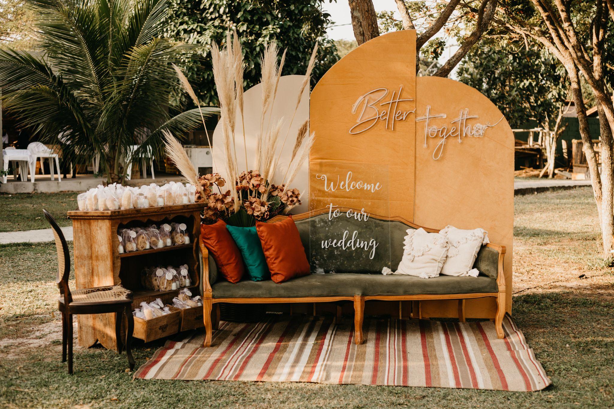 10 Creative & Memorable Ways to Welcome Your Guests at Your Wedding Reception